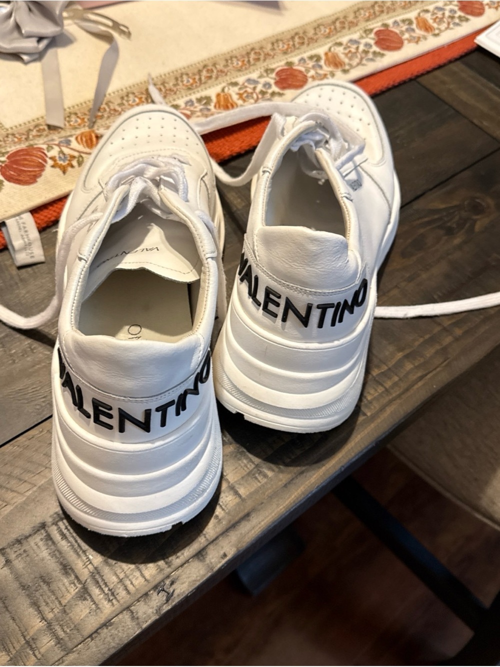 Valentino White Leather sneakers with Black Logo size 10.5 I wear only 2 times.